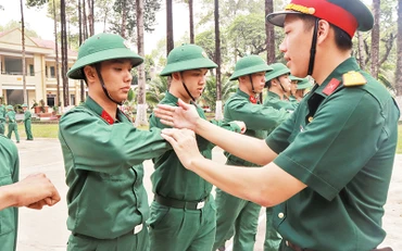 Huấn luyện điều lệnh đội ngũ cho các chiến sĩ mới.