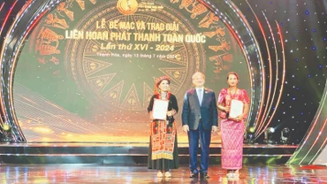 Biên dịch viên Nách Chan Nên (phải) nhận bằng khen tại Liên hoan Phát thanh toàn quốc năm 2024. (Ảnh CTV)