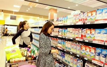 Người tiêu dùng mua sắm tại siêu thị Aeon Mall Hà Nội. (Ảnh ĐĂNG ANH)