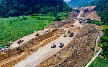 Những kilomet đầu tiên trên tuyến đường bộ cao tốc Đồng Đăng (Lạng Sơn)-Trà Lĩnh (Cao Bằng) đang được khẩn trương thi công. (Ảnh Đặng ANh Tuấn)