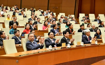 Các đồng chí lãnh đạo Đảng, Nhà nước và đại biểu Quốc hội dự phiên bế mạc kỳ họp thứ 7 của Quốc hội. (Ảnh Đăng Khoa)