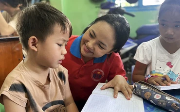 Chiến sĩ tình nguyện “Hoa phượng đỏ” của Thành phố Hồ Chí Minh kèm cặp, hỗ trợ thiếu nhi học tập, rèn luyện ngày hè. (Ảnh Thành đoàn Thành phố Hồ Chí Minh)
