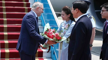 Thủ tướng Australia tới Hà Nội. Ảnh: TTXVN