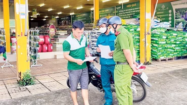 Lực lượng chức năng thành phố Long Khánh tuyên truyền, cánh báo về phương thức, thủ đoạn của các đối tượng giả danh cán bộ quân đội để lừa đảo.