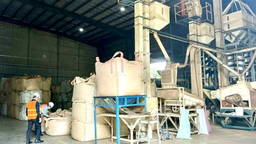 Kiểm tra sản phẩm tại kho hàng của Công ty 2/9 Đắk Lắk.