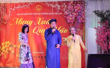 Tiết mục văn nghệ mừng xuân của kiều bào ở Hà Lan.