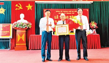 Đảng viên lão thành Lê Tuyến (đảng viên Chi bộ Tổ dân phố số 3, xã Vĩnh Quỳnh, huyện Thanh Trì) nhận Huy hiệu Đảng 75 năm tuổi Đảng vào đúng dịp Quốc khánh 2/9. (Ảnh MAI THOA) 