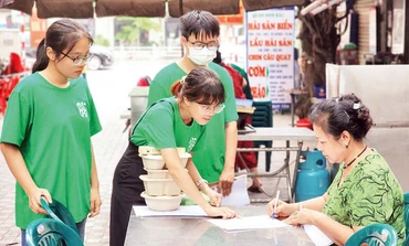 Các tình nguyện viên hướng dẫn người dân tác dụng, ý nghĩa của những sản phẩm thân thiện với môi trường.