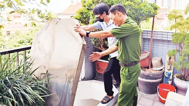 Đoàn liên ngành quận Bắc Từ Liêm kiểm tra các cơ sở nhà chung cư mini, nhà trọ trên phố Trần Cung, phường Cổ Nhuế. (Ảnh Thanh Hà)