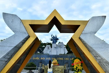 Thế hệ hôm nay luôn ghi nhớ công lao các anh hùng liệt sĩ.