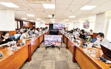 Phóng viên các cơ quan báo chí tác nghiệp tại Trung tâm báo chí Thành phố Hồ Chí Minh.
