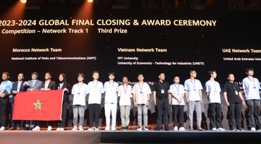 Hai sinh viên Việt Nam (thứ 7 và 8 từ trái sang) nhận giải Ba cuộc thi.