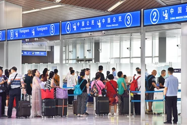 Người dân Trung Quốc làm thủ tục xuất nhập cảnh. (Ảnh minh họa: sina.com.cn)