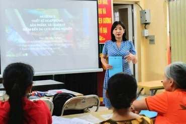 Thạc sĩ Trương Thị Bích Ngọc hướng dẫn người dân địa phương các kỹ năng làm du lịch.