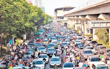 Tình trạng ùn tắc tại Hà Nội đang có diễn biến phức tạp hơn. Trong ảnh: Đường Nguyễn Trãi ùn tắc vào giờ cao điểm do quá tải các phương tiện.