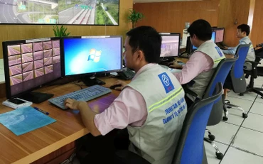 Nhân viên Trung tâm điều hành đường cao tốc Hà Nội-Hải Phòng giám sát giao thông trên tuyến.