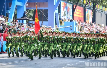 Khối nam sĩ quan Cảnh sát Nhân dân tại Tổng duyệt lễ diễu binh, diễu hành Lễ kỷ niệm 50 năm Ngày Giải phóng miền nam, thống nhất đất nước đã diễn ra tại trục đường Lê Duẩn, quận 1, Thành phố Hồ Chí Minh. Ảnh: THÀNH ĐẠT