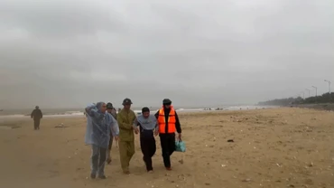 Thuyền viên đầu trên trên tàu bị nạn đã được cứu vào bờ an toàn. Ảnh: Hương Giang
