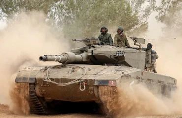Xe quân sự Israel di chuyển sát biên giới với Dải Gaza ngày 5/12/2023. (Ảnh: AFP/TTXVN)
