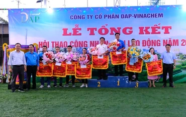 Lãnh đạo Công ty CP DAP - Vinachem trao thưởng cho các đội đoạt giải tập thể của Hội thao