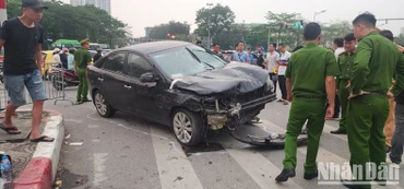 Hiện trường vụ tai nạn đặc biệt nghiêm trọng tại đường Võ Chí Công (Tây Hồ, Hà Nội) chiều 5/4. (Ảnh: Sơn Bách)