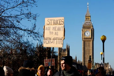 Các y tá đình công bên ngoài Bệnh viện St Thomas, ở London, Anh, ngày 6/2/2023. Ảnh: REUTERS