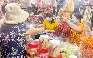 Nhiều mặt hàng thực phẩm tại chợ Phạm Văn Hai (quận Tân Bình) đã ổn định trở lại.