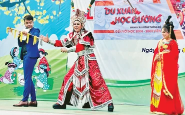 Các nghệ sĩ của Đoàn cải lương tuồng cổ Huỳnh Long biểu diễn trích đoạn "Khói lửa biên thùy" tại Trường THPT Gia Định.