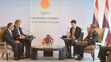 Chủ tịch Quốc hội Thái Lan Wan Muhamad Noor Matha tiếp thân mật Đại sứ Việt Nam tại Thái Lan Phan Chí Thành. (Ảnh: ĐINH TRƯỜNG)