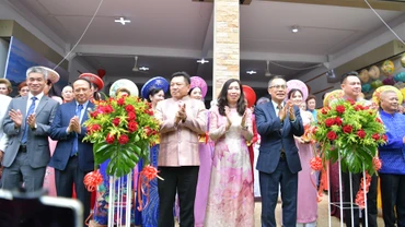 Thứ trưởng Ngoại giao Lê Thị Thu Hằng và các đại biểu tại lễ khánh thành trụ sở Hội người Việt Nam tỉnh Udon Thani, Thái Lan. (Ảnh: ĐINH TRƯỜNG)