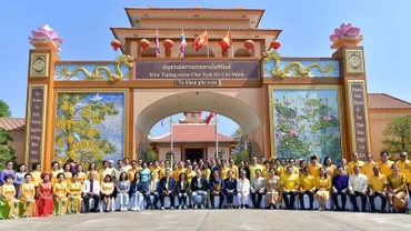 Thủ tướng Thái Lan Srettha Thavisin chụp ảnh lưu niệm cùng các kiều bào. (Ảnh: CTV)