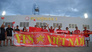 Các cổ động viên Việt Nam tại sân Rayong của Thái Lan. (Ảnh: ĐINH TRƯỜNG)