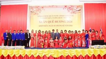 Các đại biểu tham dự chương trình chụp ảnh lưu niệm.