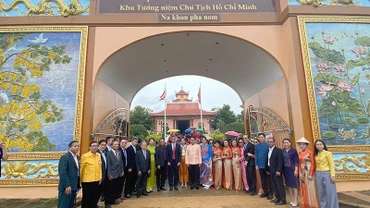 Các đại biểu chụp ảnh tại Khu Tưởng niệm Chủ tịch Hồ Chí Minh ở tỉnh Nakhon Phanom.