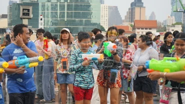 Người dân Thái Lan và du khách tham gia hoạt động té nước trong Tết Songkran. (Ảnh: ĐINH TRƯỜNG)