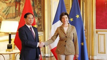 Bộ trưởng Ngoại giao Bùi Thanh Sơn và Bộ trưởng châu Âu và Ngoại giao Pháp Catherine Colonna. (Ảnh: KHẢI HOÀN)