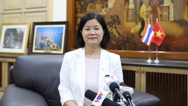 Đại biện lâm thời Đại sứ quán Việt Nam tại Thái Lan Bùi Thị Huệ trả lời phỏng vấn báo chí. 