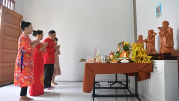 Bác Hòa cùng kiều bào lễ tạ tổ tiên, các vị thần thổ địa, thổ công Táo quân.