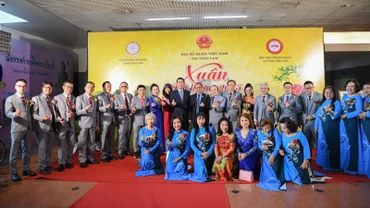 Đại sứ Việt Nam tại Thái Lan Phạm Việt Hùng chụp ảnh cùng các kiều bào tại chương trình Xuân Quê hương 2025-Mừng Tết Ất Tỵ tại thủ đô Bangkok.