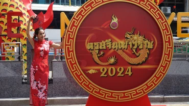 Du khách chụp ảnh lưu niệm tại China Town ở thủ đô Bangkok, Thái Lan. (Ảnh: ĐINH TRƯỜNG)