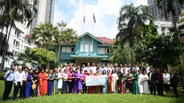 Đại sứ quán Việt Nam tại Thái Lan tiếp nhận tượng trưng số tiền hơn 4,6 tỷ đồng do kiều bào Thái Lan quyên góp, ủng hộ đồng bào trong nước bị ảnh hưởng bởi cơn bão số 3. (Ảnh: XUÂN SƠN)