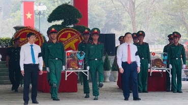 Đồng chí Nguyễn Trọng Nghĩa (phải) và Bí thư Tỉnh ủy, Chủ tịch HĐND tỉnh Tây Ninh Nguyễn Thành Tâm (trái) di an hài cốt liệt sĩ đến nơi an táng. Ảnh: TTXVN