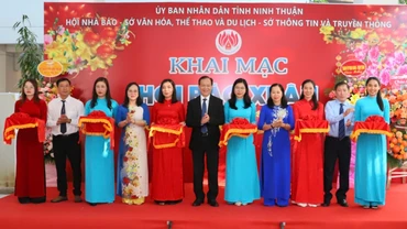Thành viên Ban tổ chức cắt băng khai mạc Hội báo Xuân Giáp Thìn năm 2024