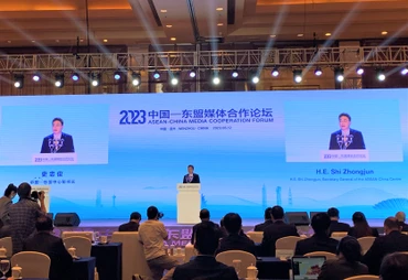 Tổng Thư ký Trung tâm ASEAN-Trung Quốc Shi Zhongjun phát biểu tại lễ khai mạc Diễn đàn. (Ảnh: HỮU HƯNG)