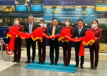 Các đại biểu cắt băng chúc mừng đường bay Bắc Kinh-Hà Nội khai thác trở lại. (Ảnh: Thái Bình)