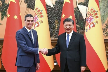 Chủ tịch Trung Quốc Tập Cận Bình (phải) tiếp Thủ tướng Tây Ban Nha Pedro Sanchez. (Ảnh: Tân Hoa Xã)