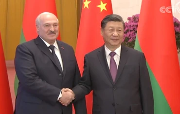 Tổng thống Belarus Alexander Lukashenko và Chủ tịch Trung Quốc Tập Cận Bình tại lễ đón ở Đại lễ đường Nhân dân. (Ảnh cắt từ clip của CCTV)