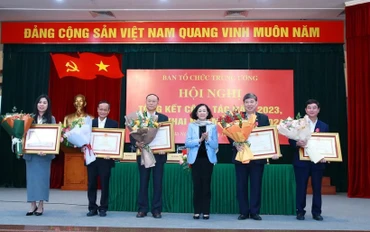 Đồng chí Trương Thị Mai trao Huân chương Lao động của Chủ tịch nước và Bằng khen của Thủ tướng Chính phủ cho các cá nhân có thành tích xuất sắc. (Ảnh: TTXVN)