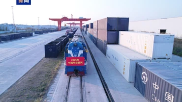 Chuyến tàu liên vận chở hàng Tết đầu tiên trong năm 2025 giữa hai nước được khởi hành từ Quảng Tây. (Ảnh: CCTV)