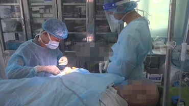 Bệnh nhân Nguyễn Hữu Vinh đang được xử lý vết thương. (Ảnh: CTV HQ)